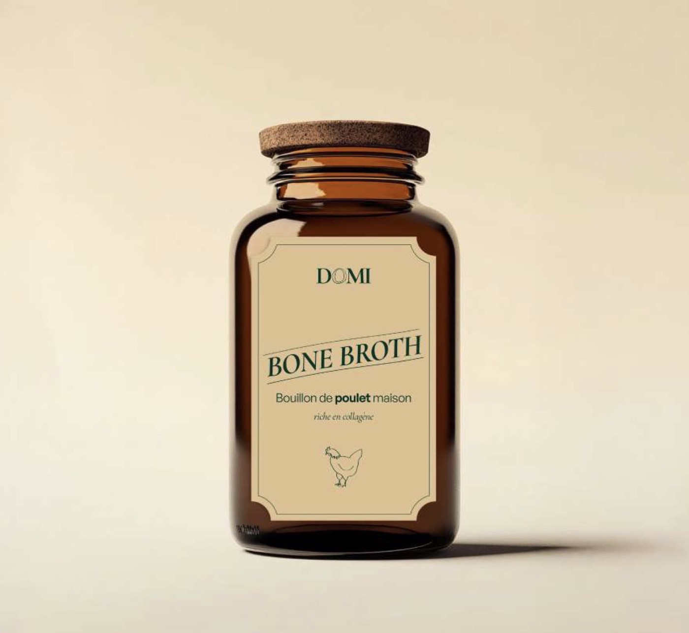 Bocal ambré étiqueté Domi Bone Broth, bouillon de poulet maison riche en collagène.