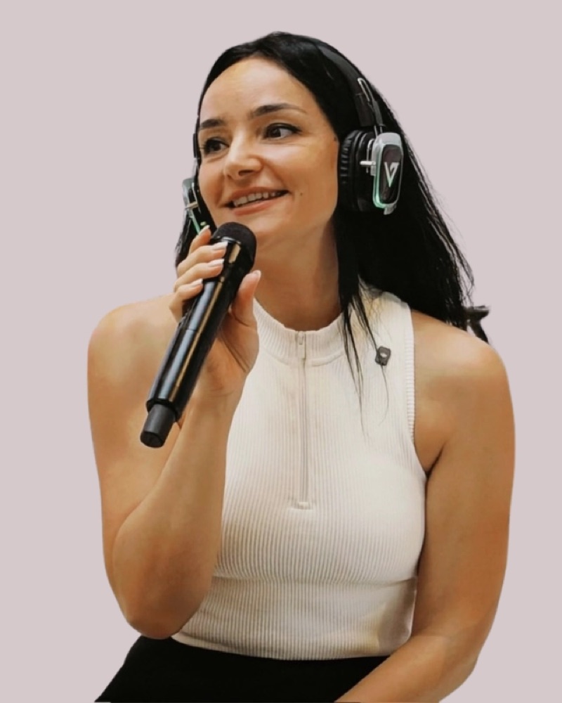 Camille Renoux du Club Lunaire, au micro avec un casque audio.