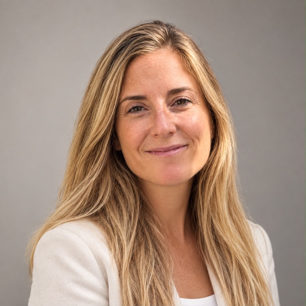 Léa Saenz, souriante, en veste claire.