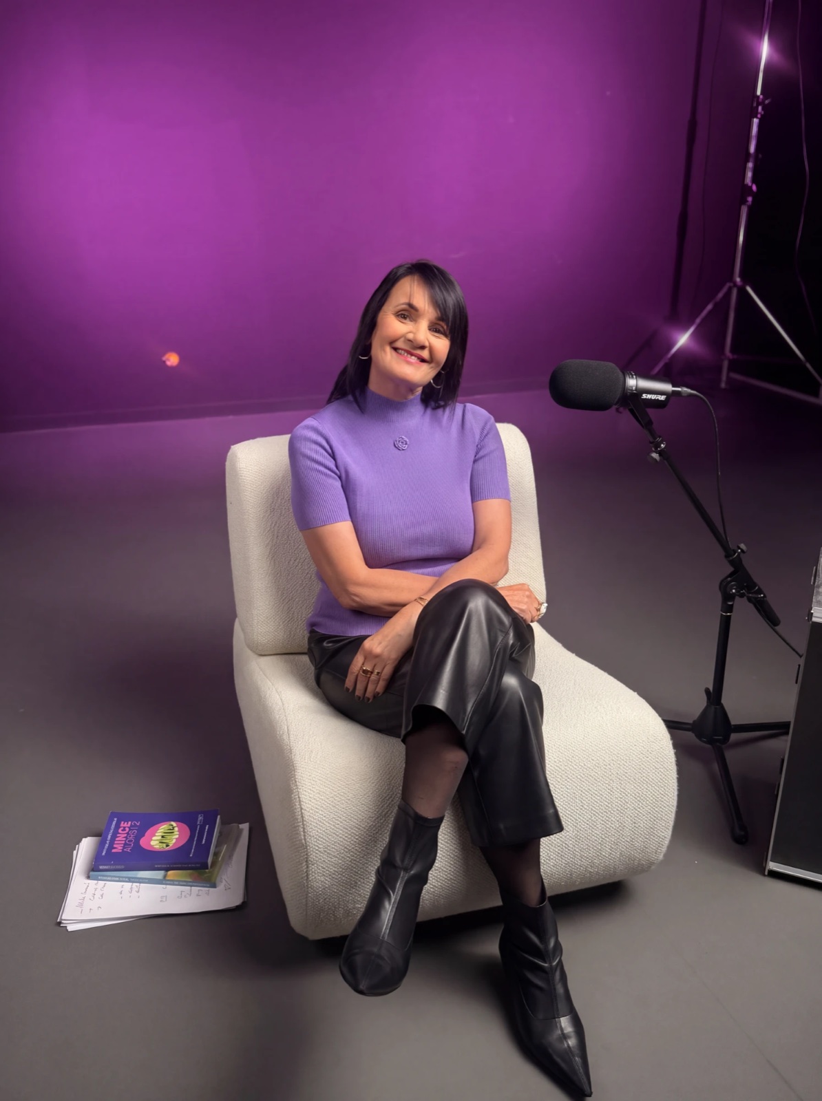 Nathalie Hutter-Lardeau dans un studio de podcast.