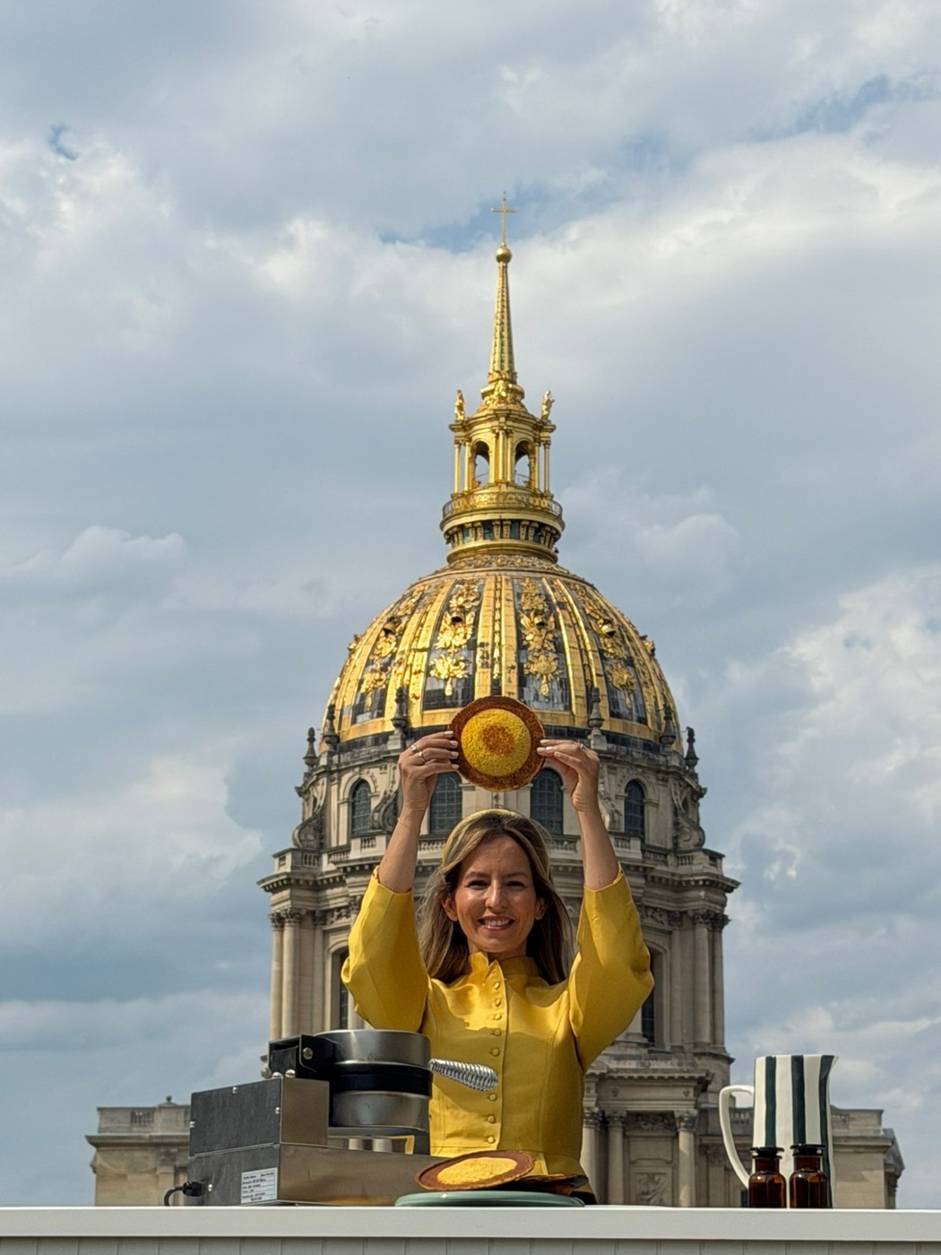 Le Snob brandi devant le dôme des Invalides.